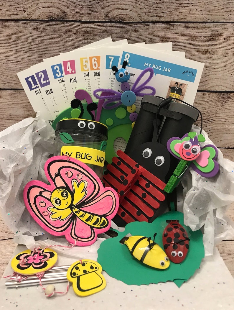 Peut inclure: Un kit d'artisanat sur le th&egrave;me des insectes avec un bocal transparent, un papillon, une coccinelle, une abeille, un champignon, un carillon &agrave; vent et un jeu de cartes de comptage. Le kit comprend &eacute;galement une paire de jumelles et une feuille de papier avec les mots "My Bug Jar".