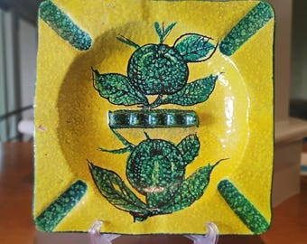 Cenicero cuadrado de cerámica italiana estilo MCM de 26,7 cm (10,5 pulgadas), pintado a mano en amarillo y verde.