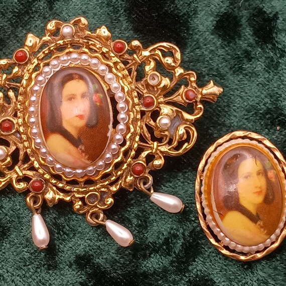 VTG Estate Signed ART Cameo Brooch Pendant Dangli… - image 3