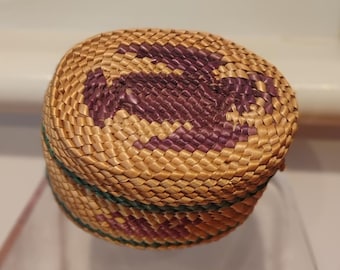 VTG Woven Native Northwest Coast Lidded Makah Nootka Basket Cedar Bottom Bird