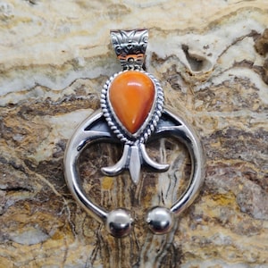 Ciondolo Naja in argento sterling del sud-ovest con fiore di zucca spinosa arancione