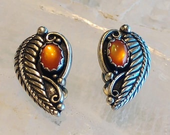 Vtg Wheeler Manufacturing Native Sterling Silver Orange MOP Clip-on Earrings