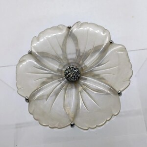 Stor vintagebrosch med snidad Lucite-blomma och strass i mitten