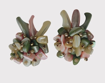 Vtg Mother of Pearl Seashell Shell Cluster Clip-On Earrings Pineapple Design