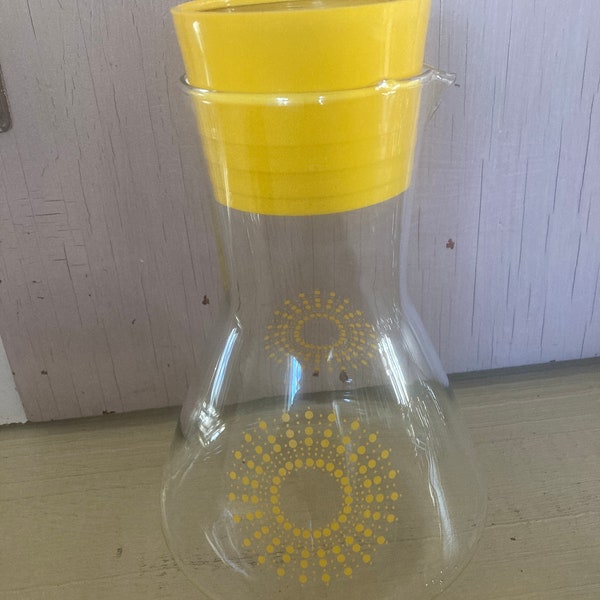 Vintage Atomic Sunburst Yellow Pyrex Glass water/juice carafe with lid