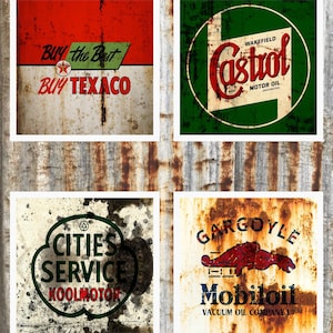 Puede incluir: Cuatro impresiones cuadradas de estilo vintage con logotipos clásicos de empresas de petróleo y gas. Las impresiones incluyen "Buy Texaco", "Castrol Motor Oil", "Cities Service Koolmotor" y "Gargoyle Mobiloil". Cada impresión tiene un aspecto envejecido.