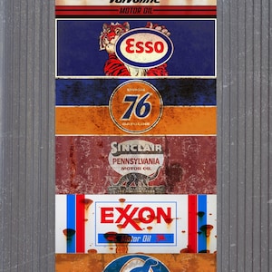 Puede incluir: Un collage vertical de letreros de aceite y gas vintage. Los letreros incluyen Valvoline, Esso con un tigre, Union 76, Sinclair, Exxon y Dinoco. Cada letrero presenta un logotipo y una combinación de colores únicos, con una apariencia envejecida.