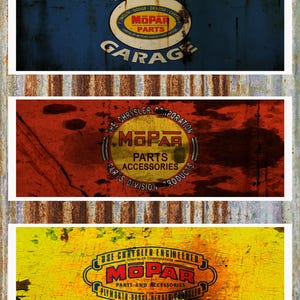 Puede incluir: Tres letreros Mopar vintage con texturas desgastadas. El letrero superior es azul con texto blanco y amarillo, incluyendo "Mopar Garage". El letrero del medio es rojo con texto amarillo. El letrero inferior es amarillo con texto rojo y azul.