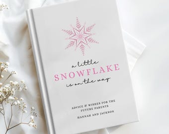 Peut inclure: Un livre blanc avec un motif de flocon de neige rose et le texte "a little SNOWFLAKE is on the way." Le livre comprend également le texte "ADVICE & WISHES FOR THE FUTURE PARENTS HANNAH AND JACKSON."