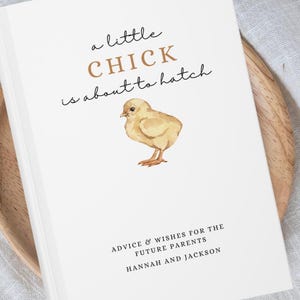 Puede incluir: Un libro blanco de consejos para baby shower con el texto "a little CHICK is about to hatch" y una ilustración en acuarela de un pollito amarillo. El libro incluye el texto "ADVICE & WISHES FOR THE FUTURE PARENTS HANNAH AND JACKSON."