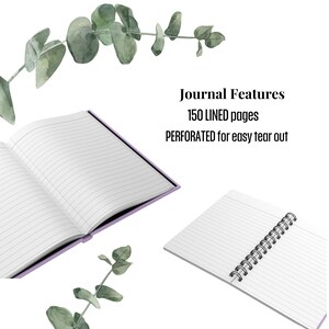 Peut inclure: Un journal violet avec 150 pages lign&eacute;es. Les pages sont perfor&eacute;es pour un arrachage facile. Le journal est ouvert pour montrer les pages lign&eacute;es. Le journal est sur un fond blanc avec des feuilles d'eucalyptus.
