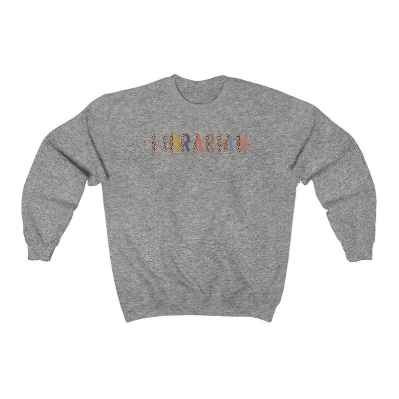 Peut inclure: Un sweat-shirt gris avec le mot "LURARIN" imprim&eacute; sur le devant en lettres color&eacute;es avec un motif l&eacute;opard.