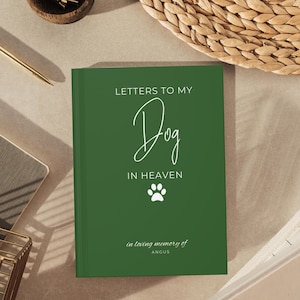 Peut inclure: Un journal vert avec le texte "Lettres &agrave; mon chien au paradis" en lettres blanches. Le journal a &eacute;galement une empreinte de patte blanche et le texte "en souvenir affectueux d'Angus".