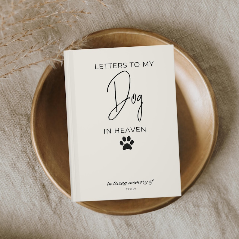 Peut inclure: Un journal blanc avec le texte "Lettres &agrave; mon chien au paradis" et une empreinte de patte. Le journal est en m&eacute;moire affectueuse de Toby.