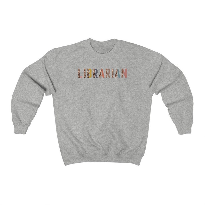 Peut inclure: Un sweat-shirt gris avec le mot "LIBRARIAN" imprim&eacute; sur le devant en lettres color&eacute;es avec un motif l&eacute;opard.