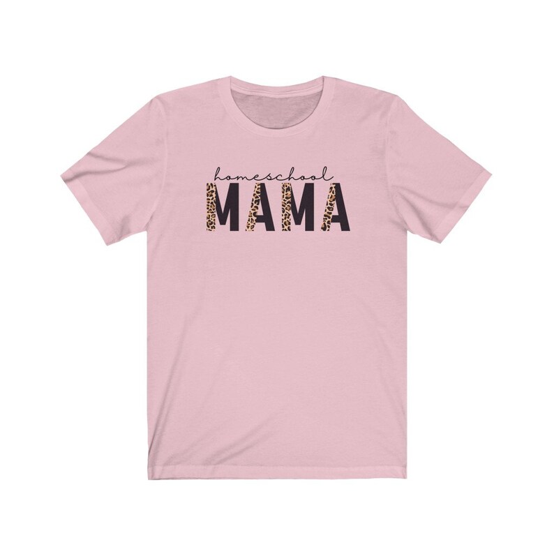 Op de afbeelding: Roze T-shirt met korte mouwen met de tekst "homeschool MAMA" in zwarte letters. Het woord "MAMA" is gedrukt in een luipaardprint.