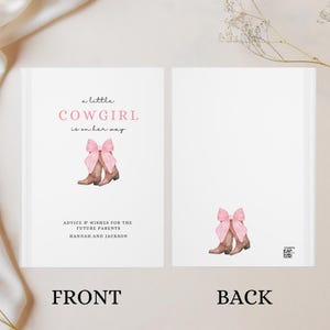 Puede incluir: Una tarjeta blanca con texto rosa que dice "a little COWGIRL is on her way". La tarjeta tiene un lazo rosa y botas de vaquero marrones. El texto "ADVICE & WISHES FOR THE FUTURE PARENTS HANNAH AND JACKSON" est&aacute; en la parte inferior de la tarjeta. La parte posterior de la tarjeta est&aacute; en blanco con un lazo rosa y botas de vaquero marrones.