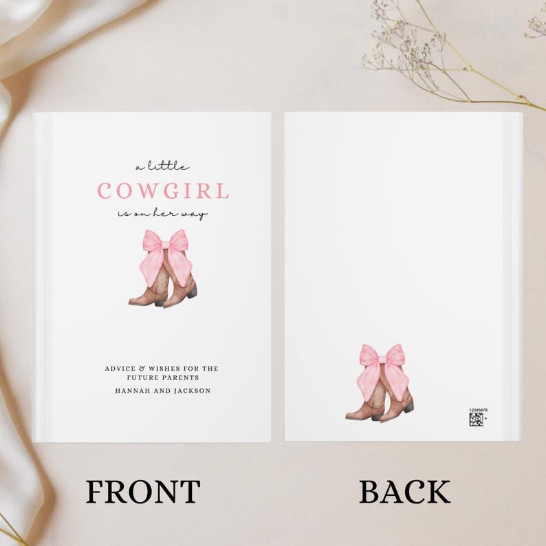 Puede incluir: Una tarjeta blanca con texto rosa que dice "a little COWGIRL is on her way". La tarjeta tiene un lazo rosa y botas de vaquero marrones. El texto "ADVICE & WISHES FOR THE FUTURE PARENTS HANNAH AND JACKSON" est&aacute; en la parte inferior de la tarjeta. La parte posterior de la tarjeta est&aacute; en blanco con un lazo rosa y botas de vaquero marrones.