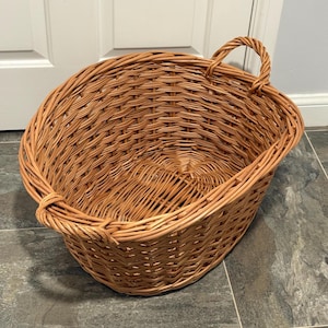 Traditional Shaped Oval Wet Linen Basket in English Willow