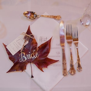 結婚式用の本物の紅葉のテーブルセッティング名札