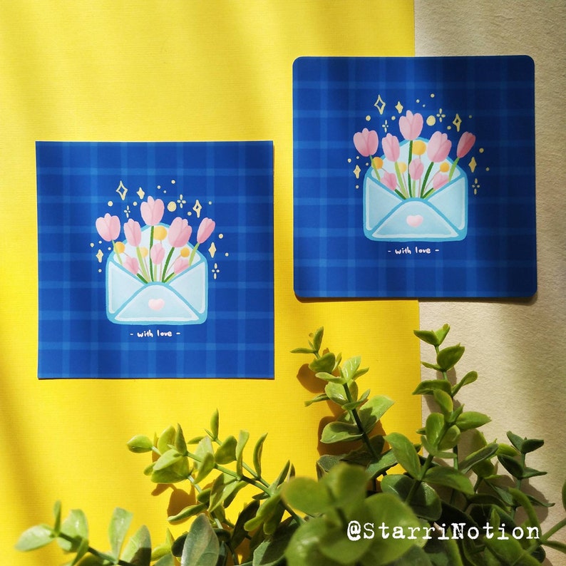Puede incluir: Dos tarjetas a cuadros azules y blancos con un sobre blanco y flores rosas dentro. El texto en las tarjetas dice "with love".