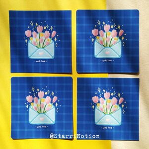Puede incluir: Cuatro tarjetas azules y rosas con patrones con un sobre blanco y flores rosas en su interior. Cada tarjeta tiene el texto "with love".