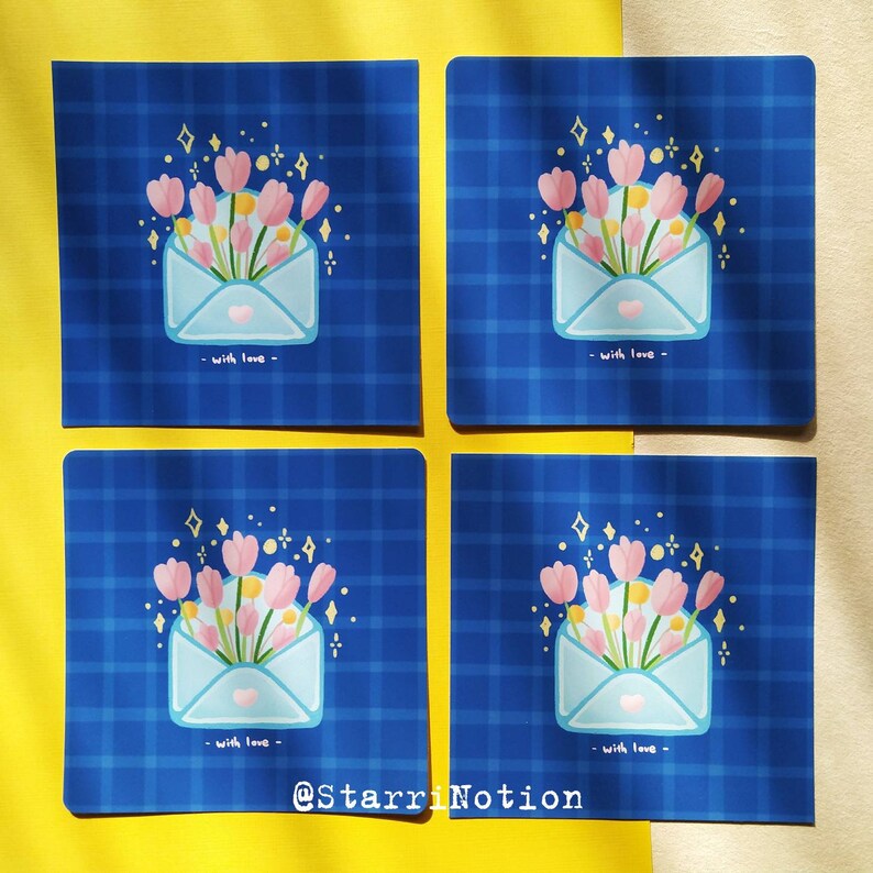 Puede incluir: Cuatro tarjetas azules y rosas con patrones con un sobre blanco y flores rosas en su interior. Cada tarjeta tiene el texto "with love".