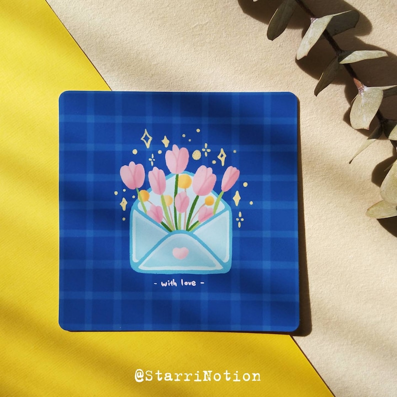 Puede incluir: Un fondo a cuadros azules y blancos con un sobre azul claro lleno de flores rosas y purpurina dorada. El sobre tiene un peque&ntilde;o coraz&oacute;n en la parte delantera y el texto "with love" escrito debajo.