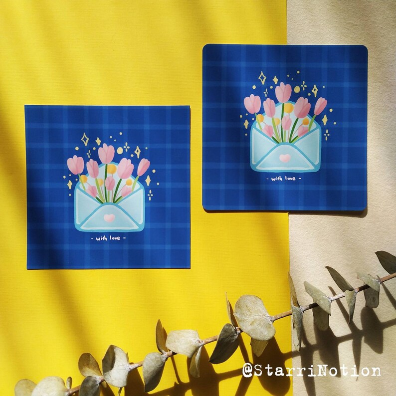 Puede incluir: Dos tarjetas azules y blancas con un patr&oacute;n a cuadros. Cada tarjeta presenta un sobre blanco con flores rosas y purpurina dorada. El texto "with love" est&aacute; escrito en cada tarjeta.