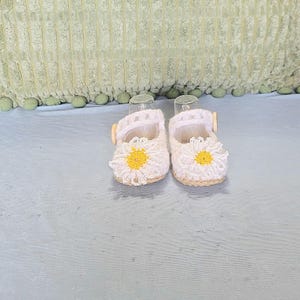 Crochet plain jane baby shoes, booties with flowers, handmade gift for baby girl, spring dress up, daisy flower shoes with soft soles,