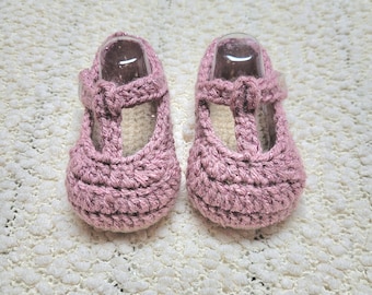 crocheted t-strap shoes for baby girl, baby shower gift