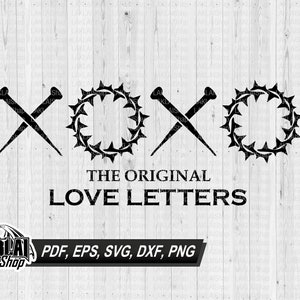 Puede incluir: Diseño gráfico en blanco y negro con las letras XOXO con una corona de espinas alrededor de las Os. El texto "THE ORIGINAL LOVE LETTERS" está debajo del gráfico. El texto "PDF, EPS, SVG, DXF, PNG" está debajo del gráfico.