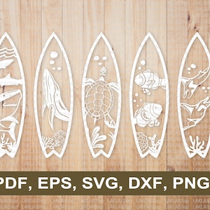 Puede incluir: Conjunto de cinco recortes blancos en forma de tabla de surf con varios diseños de temática oceánica. Los diseños incluyen un tiburón, una ballena, una tortuga, un pez payaso y una manta raya.