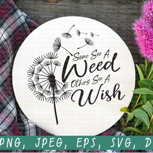 Könnte beinhalten: Ein rundes, weißes Holzschild mit einem schwarzen Löwenzahnmuster und dem Text "Some See A Weed Others See A Wish".