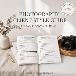Op de afbeelding: Een open fotografie-klantstijlgids met zwarte tekst op witte pagina's, met secties over kleuren en comforttips. Een gouden pen, een keramische vaas met gedroogd blad en een zwarte camera in een geweven mandje zijn in de afbeelding zichtbaar.