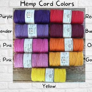 Puede incluir: Surtido de carretes de cuerda de c&aacute;&ntilde;amo en varios colores, incluyendo morado oscuro, lavanda, rosa brillante, rosa claro, rojo, burdeos, naranja, dorado y amarillo. Los carretes est&aacute;n etiquetados como "Hemp Cord".
