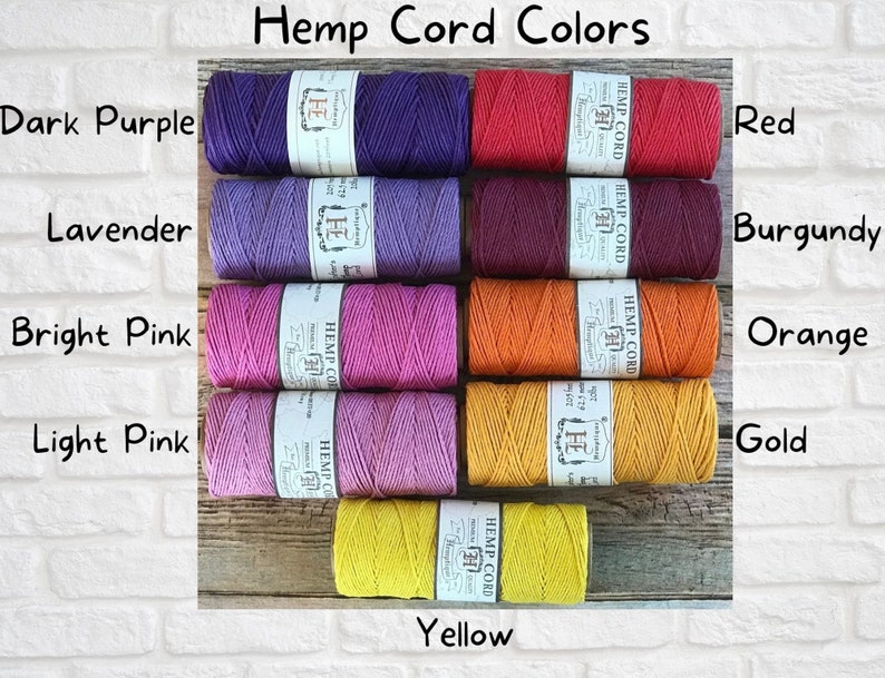 Puede incluir: Surtido de carretes de cuerda de c&aacute;&ntilde;amo en varios colores, incluyendo morado oscuro, lavanda, rosa brillante, rosa claro, rojo, burdeos, naranja, dorado y amarillo. Los carretes est&aacute;n etiquetados como "Hemp Cord".