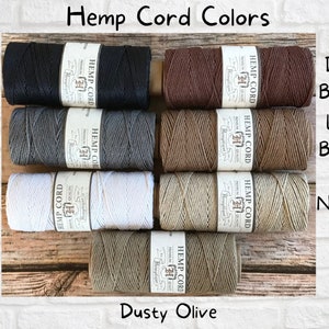 Puede incluir: Carretes de cuerda de c&aacute;&ntilde;amo en varios colores, incluyendo negro, gris, blanco, marr&oacute;n oscuro, marr&oacute;n claro, natural y oliva polvoriento. Los carretes est&aacute;n etiquetados con "Hemp Cord".