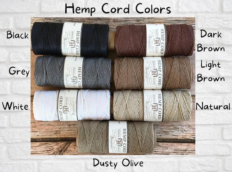 Puede incluir: Carretes de cuerda de c&aacute;&ntilde;amo en varios colores, incluyendo negro, gris, blanco, marr&oacute;n oscuro, marr&oacute;n claro, natural y oliva polvoriento. Los carretes est&aacute;n etiquetados con "Hemp Cord".