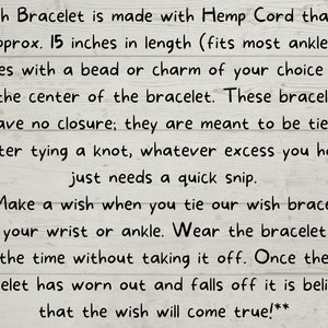 Puede incluir: Texto sobre un fondo de madera con veta que explica c&oacute;mo usar un brazalete de la suerte de cord&oacute;n de c&aacute;&ntilde;amo. El brazalete mide 38 cm de largo y viene con una cuenta o un amuleto. **&iexcl;Haz un deseo cuando te pongas nuestro brazalete de la suerte en la mu&ntilde;eca o el tobillo! &iexcl;Lleva el brazalete todo el tiempo sin quit&aacute;rtelo! &iexcl;Se cree que una vez que el brazalete se desgasta y se cae, el deseo se har&aacute; realidad!**