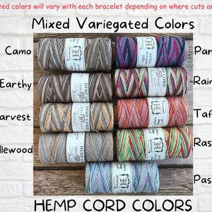 Puede incluir: Una variedad de colores de cuerda de c&aacute;&ntilde;amo, incluyendo camuflaje, terroso, cosecha, s&aacute;ndalo, fiesta, arco&iacute;ris, caramelo, rasta y pastel. La cuerda tiene 205 pies de largo y est&aacute; hecha por Hemp Cord Crafters.