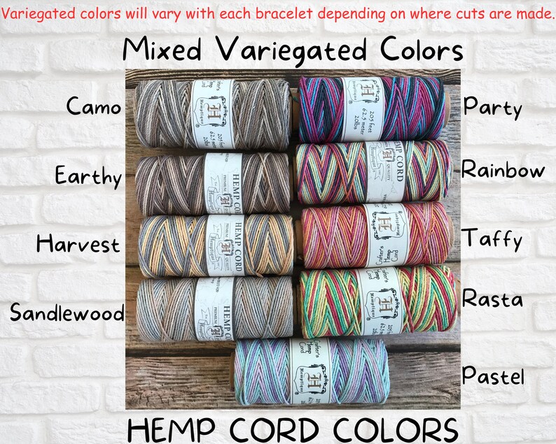 Puede incluir: Una variedad de colores de cuerda de c&aacute;&ntilde;amo, incluyendo camuflaje, terroso, cosecha, s&aacute;ndalo, fiesta, arco&iacute;ris, caramelo, rasta y pastel. La cuerda tiene 205 pies de largo y est&aacute; hecha por Hemp Cord Crafters.