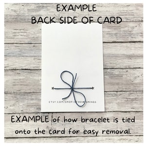Puede incluir: Una tarjeta blanca con el texto "EXAMPLE BACK SIDE OF CARD" y "ETSY.COM/SHOP/STARWISHINGS". Una cuerda azul est&aacute; atada en un nudo en la tarjeta. El texto "EXAMPLE of how bracelet is tied onto the card for easy removal." est&aacute; debajo de la tarjeta.