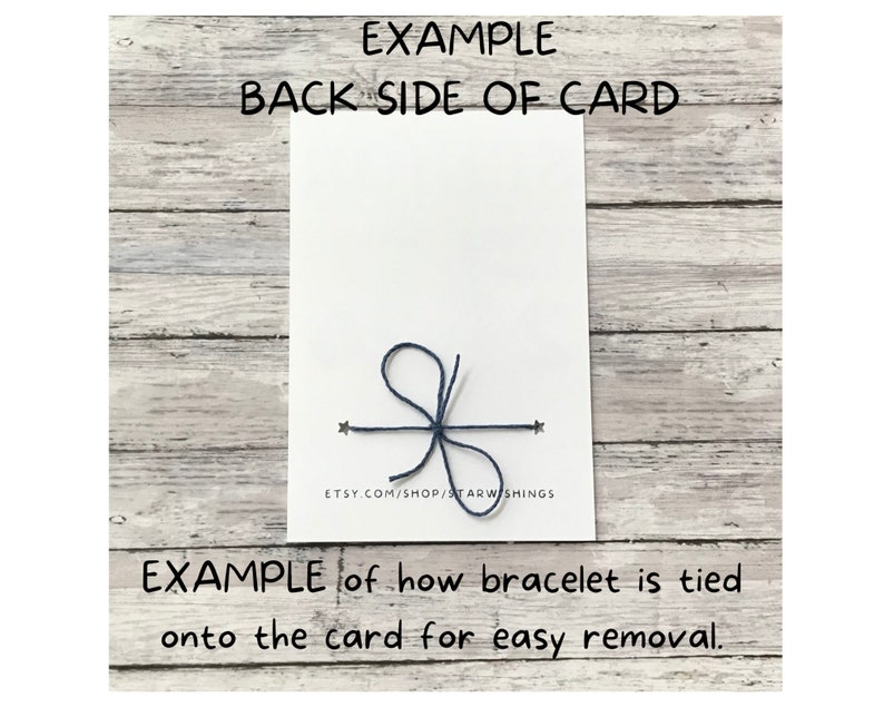 Puede incluir: Una tarjeta blanca con el texto "EXAMPLE BACK SIDE OF CARD" y "ETSY.COM/SHOP/STARWISHINGS". Una cuerda azul est&aacute; atada en un nudo en la tarjeta. El texto "EXAMPLE of how bracelet is tied onto the card for easy removal." est&aacute; debajo de la tarjeta.