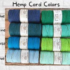 Puede incluir: Ocho carretes de cuerda de c&aacute;&ntilde;amo en varios tonos de azul y verde. Los colores est&aacute;n etiquetados como "Azul oscuro", "Aguamarina", "Turquesa", "Azul claro", "Verde", "Verde azulado", "Verde lima" y "Espuma de mar".