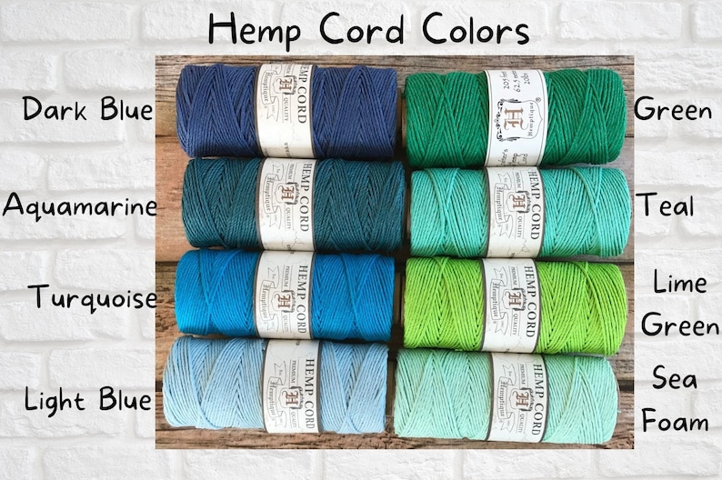 Puede incluir: Ocho carretes de cuerda de c&aacute;&ntilde;amo en varios tonos de azul y verde. Los colores est&aacute;n etiquetados como "Azul oscuro", "Aguamarina", "Turquesa", "Azul claro", "Verde", "Verde azulado", "Verde lima" y "Espuma de mar".