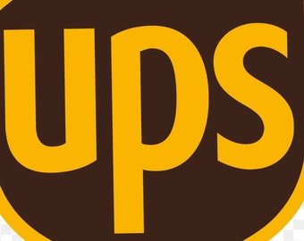 Puede incluir: El logotipo de UPS presenta las letras "UPS" en una fuente audaz de color amarillo dorado sobre un fondo marrón oscuro en forma de escudo. El escudo está delineado con un borde amarillo dorado.