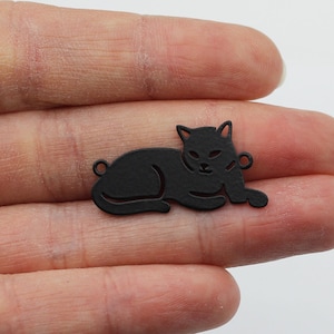 16 x 30 mm 黒猫チャーム、猫ネックレスチャーム、DIYジュエリー製作用品、動物チャーム、レーザーカットメタルチャームファインディングス P-2202