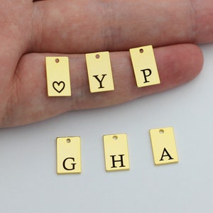 Encanto de etiqueta inicial chapado en oro brillante de 24K, colgante del alfabeto rectangular, encanto de letra, joyería personalizada, suministros de fabricación de joyas chapadas en oro