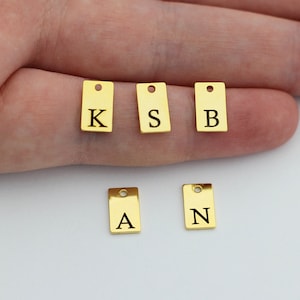 Encanto inicial rectangular chapado en oro brillante de 24K, encanto de barra de letras, colgante personalizado añadido, encanto de etiqueta pequeña, encantos de joyería grabados con láser